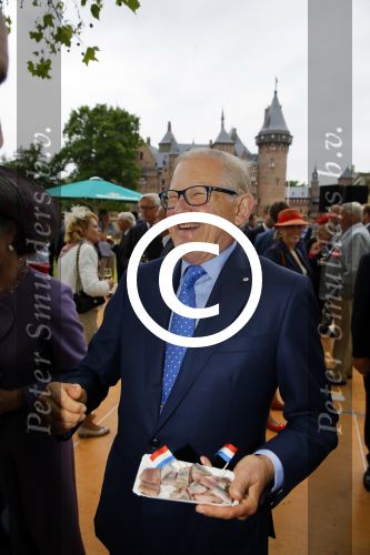 Haarzuilens 17 juni 2015
Haringparty op kasteel de Haar. Pieter v Vollenhoven met zoon Floris en ...