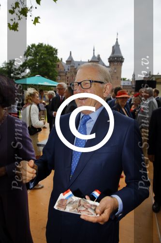 Haarzuilens 17 juni 2015
Haringparty op kasteel de Haar. Pieter v Vollenhoven met zoon Floris en ...