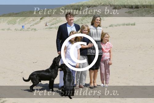 Wassenaar 10 juli 2015
Fotouurtje met Koningin Maxima Koning Willem Alexander en de prinsesjes Amalia Alexia en Ariane op het strand van Wassenaar.