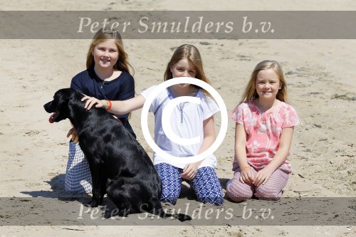 Wassenaar 10 juli 2015
Fotouurtje met Koningin Maxima Koning Willem Alexander en de prinsesjes Amalia Alexia en Ariane op het strand van Wassenaar.