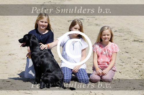 Wassenaar 10 juli 2015
Fotouurtje met Koningin Maxima Koning Willem Alexander en de prinsesjes Amalia Alexia en Ariane op het strand van Wassenaar.
