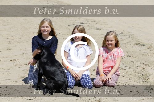 Wassenaar 10 juli 2015
Fotouurtje met Koningin Maxima Koning Willem Alexander en de prinsesjes Amalia Alexia en Ariane op het strand van Wassenaar.