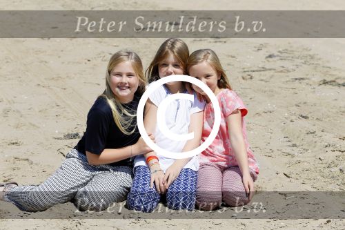Wassenaar 10 juli 2015
Fotouurtje met Koningin Maxima Koning Willem Alexander en de prinsesjes Amalia Alexia en Ariane op het strand van Wassenaar.