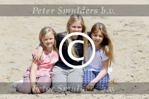 Wassenaar 10 juli 2015
Fotouurtje met Koningin Maxima Koning Willem Alexander en de prinsesjes Amalia Alexia en Ariane op het strand van Wassenaar.