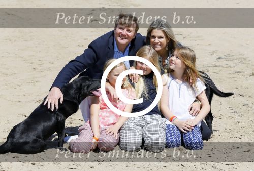 Wassenaar 10 juli 2015
Fotouurtje met Koningin Maxima Koning Willem Alexander en de prinsesjes Amalia Alexia en Ariane op het strand van Wassenaar.