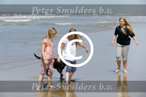Wassenaar 10 juli 2015
Fotouurtje met Koningin Maxima Koning Willem Alexander en de prinsesjes Amalia Alexia en Ariane op het strand van Wassenaar.