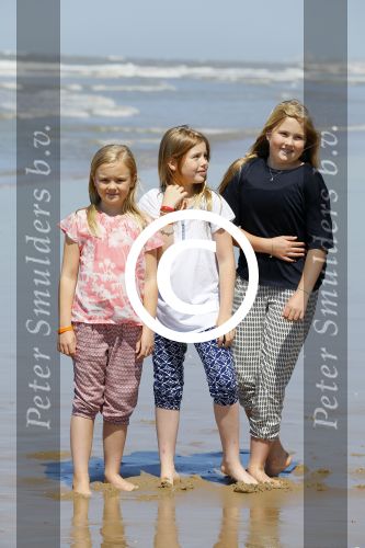Wassenaar 10 juli 2015
Fotouurtje met Koningin Maxima Koning Willem Alexander en de prinsesjes Amalia Alexia en Ariane op het strand van Wassenaar.