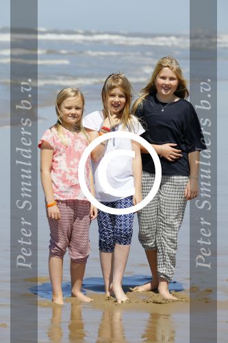 Wassenaar 10 juli 2015
Fotouurtje met Koningin Maxima Koning Willem Alexander en de prinsesjes Amalia Alexia en Ariane op het strand van Wassenaar.