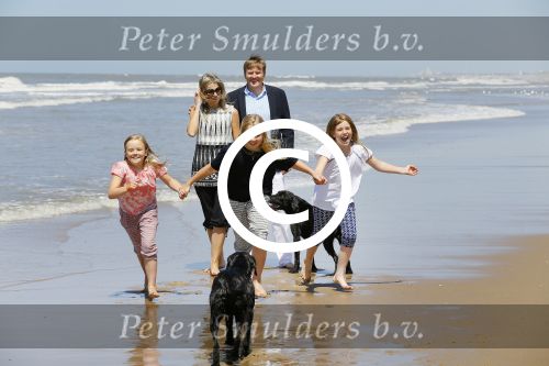 Wassenaar 10 juli 2015
Fotouurtje met Koningin Maxima Koning Willem Alexander en de prinsesjes Amalia Alexia en Ariane op het strand van Wassenaar.
