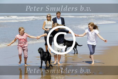 Wassenaar 10 juli 2015
Fotouurtje met Koningin Maxima Koning Willem Alexander en de prinsesjes Amalia Alexia en Ariane op het strand van Wassenaar.