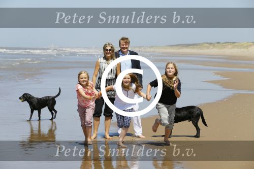 Wassenaar 10 juli 2015
Fotouurtje met Koningin Maxima Koning Willem Alexander en de prinsesjes Amalia Alexia en Ariane op het strand van Wassenaar.