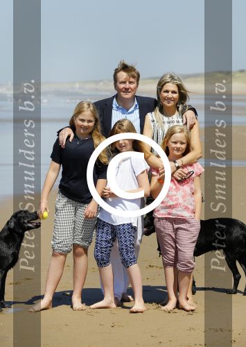 Wassenaar 10 juli 2015
Fotouurtje met Koningin Maxima Koning Willem Alexander en de prinsesjes Amalia Alexia en Ariane op het strand van Wassenaar.