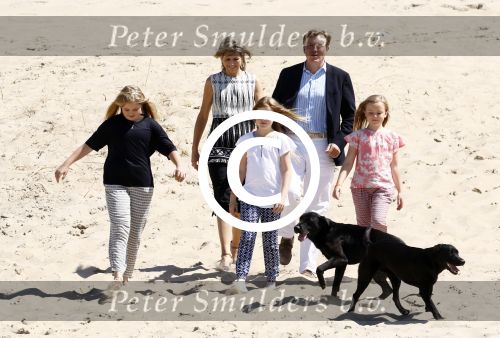 Wassenaar 10 juli 2015
Fotouurtje met Koningin Maxima Koning Willem Alexander en de prinsesjes Amalia Alexia en Ariane op het strand van Wassenaar.