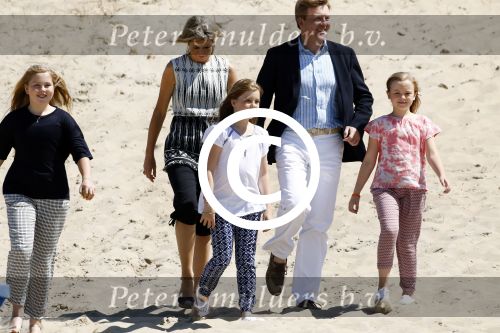 Wassenaar 10 juli 2015
Fotouurtje met Koningin Maxima Koning Willem Alexander en de prinsesjes Amalia Alexia en Ariane op het strand van Wassenaar.
