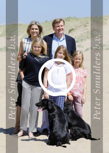 Wassenaar 10 juli 2015
Fotouurtje met Koningin Maxima Koning Willem Alexander en de prinsesjes Amalia Alexia en Ariane op het strand van Wassenaar.