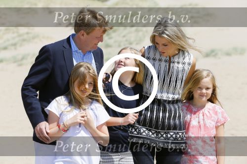 Wassenaar 10 juli 2015
Fotouurtje met Koningin Maxima Koning Willem Alexander en de prinsesjes Amalia Alexia en Ariane op het strand van Wassenaar.