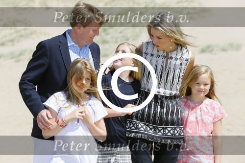 Wassenaar 10 juli 2015
Fotouurtje met Koningin Maxima Koning Willem Alexander en de prinsesjes Amalia Alexia en Ariane op het strand van Wassenaar.