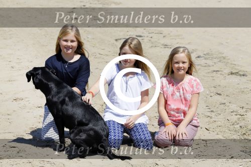 Wassenaar 10 juli 2015
Fotouurtje met Koningin Maxima Koning Willem Alexander en de prinsesjes Amalia Alexia en Ariane op het strand van Wassenaar.
