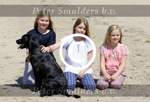Wassenaar 10 juli 2015
Fotouurtje met Koningin Maxima Koning Willem Alexander en de prinsesjes Amalia Alexia en Ariane op het strand van Wassenaar.