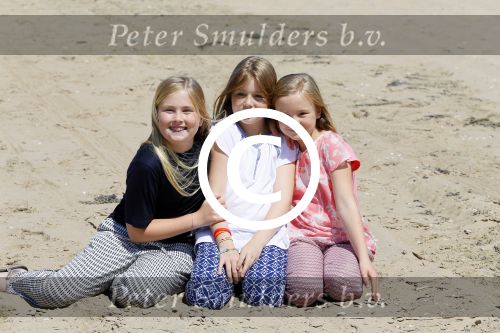 Wassenaar 10 juli 2015
Fotouurtje met Koningin Maxima Koning Willem Alexander en de prinsesjes Amalia Alexia en Ariane op het strand van Wassenaar.