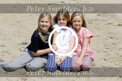 Wassenaar 10 juli 2015
Fotouurtje met Koningin Maxima Koning Willem Alexander en de prinsesjes Amalia Alexia en Ariane op het strand van Wassenaar.