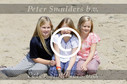 Wassenaar 10 juli 2015
Fotouurtje met Koningin Maxima Koning Willem Alexander en de prinsesjes Amalia Alexia en Ariane op het strand van Wassenaar.