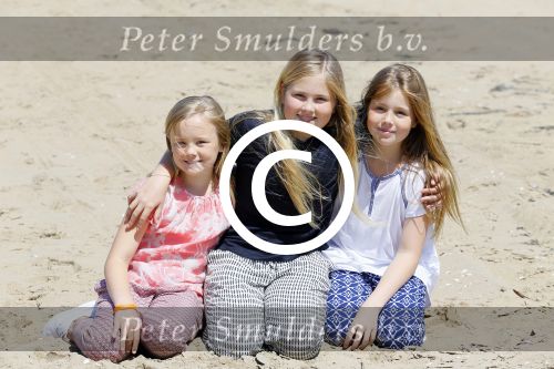 Wassenaar 10 juli 2015
Fotouurtje met Koningin Maxima Koning Willem Alexander en de prinsesjes Amalia Alexia en Ariane op het strand van Wassenaar.