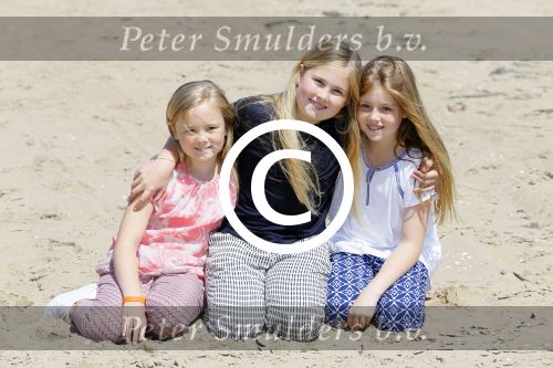 Wassenaar 10 juli 2015
Fotouurtje met Koningin Maxima Koning Willem Alexander en de prinsesjes Amalia Alexia en Ariane op het strand van Wassenaar.