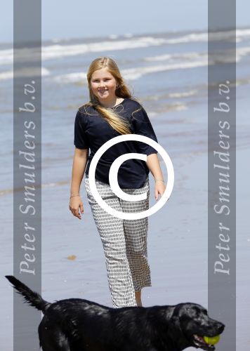 Wassenaar 10 juli 2015
Fotouurtje met Koningin Maxima Koning Willem Alexander en de prinsesjes Amalia Alexia en Ariane op het strand van Wassenaar.