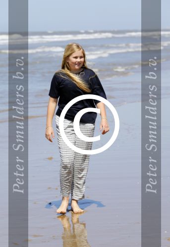 Wassenaar 10 juli 2015
Fotouurtje met Koningin Maxima Koning Willem Alexander en de prinsesjes Amalia Alexia en Ariane op het strand van Wassenaar.