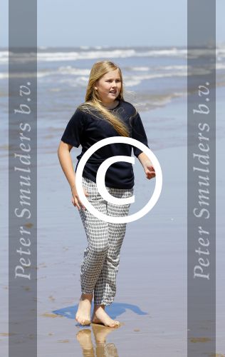 Wassenaar 10 juli 2015
Fotouurtje met Koningin Maxima Koning Willem Alexander en de prinsesjes Amalia Alexia en Ariane op het strand van Wassenaar.