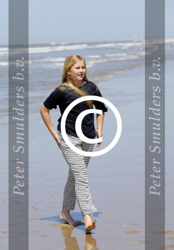 Wassenaar 10 juli 2015
Fotouurtje met Koningin Maxima Koning Willem Alexander en de prinsesjes Amalia Alexia en Ariane op het strand van Wassenaar.