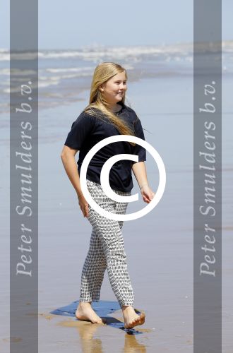 Wassenaar 10 juli 2015
Fotouurtje met Koningin Maxima Koning Willem Alexander en de prinsesjes Amalia Alexia en Ariane op het strand van Wassenaar.