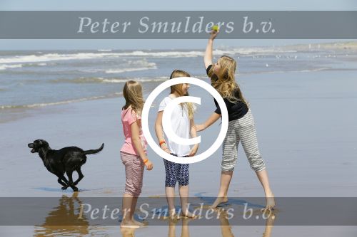Wassenaar 10 juli 2015
Fotouurtje met Koningin Maxima Koning Willem Alexander en de prinsesjes Amalia Alexia en Ariane op het strand van Wassenaar.