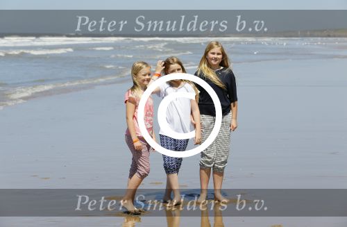 Wassenaar 10 juli 2015
Fotouurtje met Koningin Maxima Koning Willem Alexander en de prinsesjes Amalia Alexia en Ariane op het strand van Wassenaar.