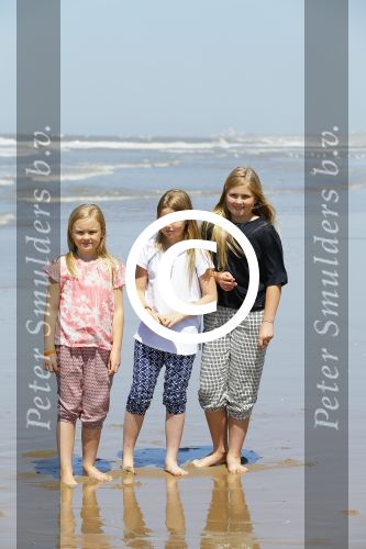 Wassenaar 10 juli 2015
Fotouurtje met Koningin Maxima Koning Willem Alexander en de prinsesjes Amalia Alexia en Ariane op het strand van Wassenaar.