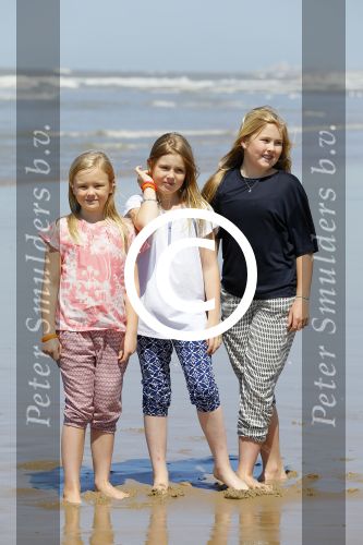 Wassenaar 10 juli 2015
Fotouurtje met Koningin Maxima Koning Willem Alexander en de prinsesjes Amalia Alexia en Ariane op het strand van Wassenaar.