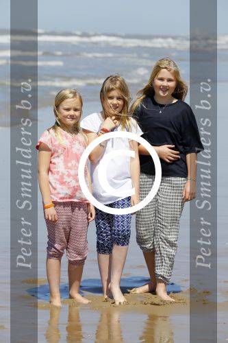 Wassenaar 10 juli 2015
Fotouurtje met Koningin Maxima Koning Willem Alexander en de prinsesjes Amalia Alexia en Ariane op het strand van Wassenaar.