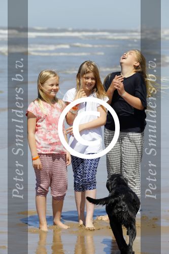 Wassenaar 10 juli 2015
Fotouurtje met Koningin Maxima Koning Willem Alexander en de prinsesjes Amalia Alexia en Ariane op het strand van Wassenaar.