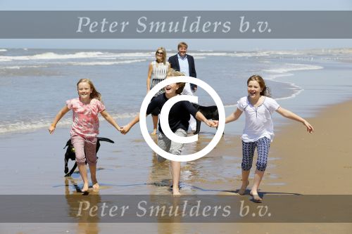 Wassenaar 10 juli 2015
Fotouurtje met Koningin Maxima Koning Willem Alexander en de prinsesjes Amalia Alexia en Ariane op het strand van Wassenaar.