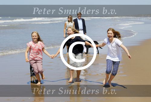 Wassenaar 10 juli 2015
Fotouurtje met Koningin Maxima Koning Willem Alexander en de prinsesjes Amalia Alexia en Ariane op het strand van Wassenaar.