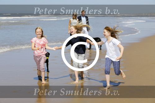 Wassenaar 10 juli 2015
Fotouurtje met Koningin Maxima Koning Willem Alexander en de prinsesjes Amalia Alexia en Ariane op het strand van Wassenaar.