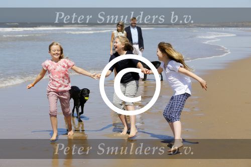 Wassenaar 10 juli 2015
Fotouurtje met Koningin Maxima Koning Willem Alexander en de prinsesjes Amalia Alexia en Ariane op het strand van Wassenaar.