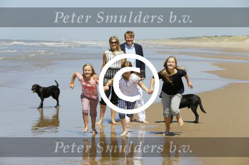 Wassenaar 10 juli 2015
Fotouurtje met Koningin Maxima Koning Willem Alexander en de prinsesjes Amalia Alexia en Ariane op het strand van Wassenaar.