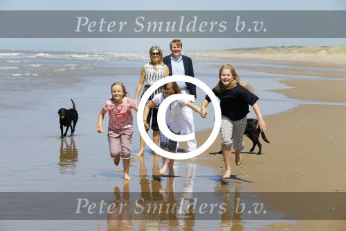 Wassenaar 10 juli 2015
Fotouurtje met Koningin Maxima Koning Willem Alexander en de prinsesjes Amalia Alexia en Ariane op het strand van Wassenaar.