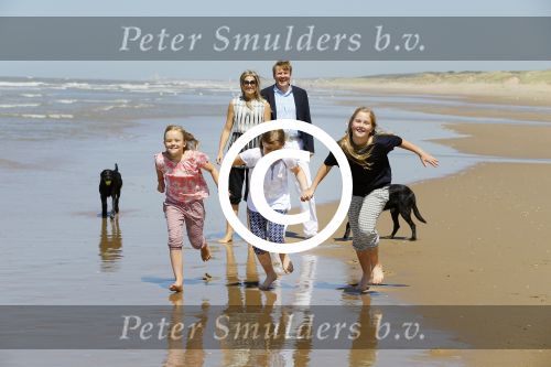 Wassenaar 10 juli 2015
Fotouurtje met Koningin Maxima Koning Willem Alexander en de prinsesjes Amalia Alexia en Ariane op het strand van Wassenaar.