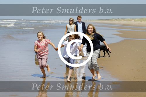 Wassenaar 10 juli 2015
Fotouurtje met Koningin Maxima Koning Willem Alexander en de prinsesjes Amalia Alexia en Ariane op het strand van Wassenaar.