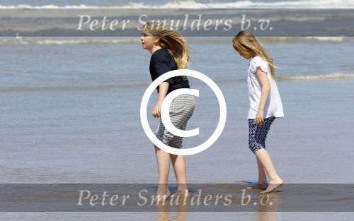 Wassenaar 10 juli 2015
Fotouurtje met Koningin Maxima Koning Willem Alexander en de prinsesjes Amalia Alexia en Ariane op het strand van Wassenaar.