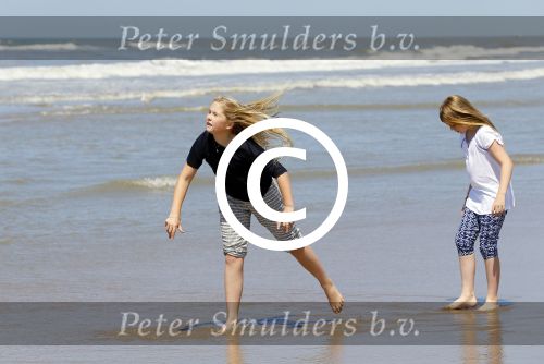 Wassenaar 10 juli 2015
Fotouurtje met Koningin Maxima Koning Willem Alexander en de prinsesjes Amalia Alexia en Ariane op het strand van Wassenaar.