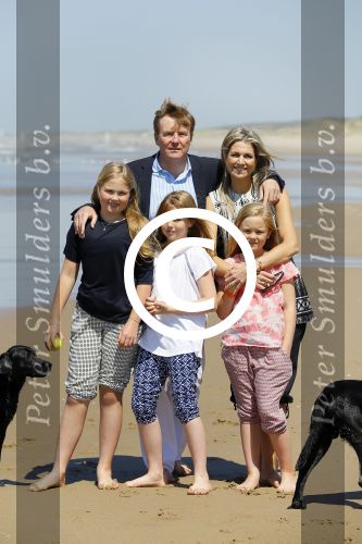 Wassenaar 10 juli 2015
Fotouurtje met Koningin Maxima Koning Willem Alexander en de prinsesjes Amalia Alexia en Ariane op het strand van Wassenaar.